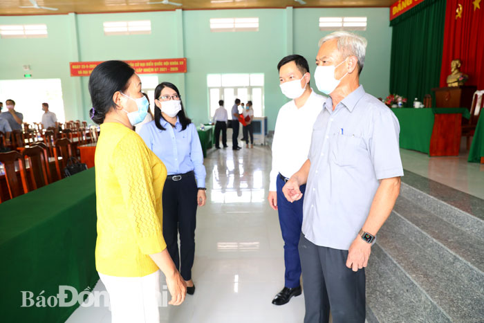 Bí thư Tỉnh ủy Nguyễn Phú Cường trao đổi với cử tri phường Tam Phước (Ảnh: Huy Anh)