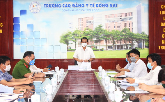 Phó chủ tịch UBND tỉnh Thái Bảo phát biểu tại buổi làm việc với cơ sở cách ly Trường cao đẳng Y tế Đồng Nai.