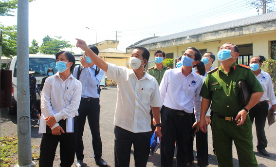 Phó chủ tịch UBND tỉnh Thái Bảo kiểm tra thực tế điều kiện cơ sở vật chất tại khu cách ly cơ sở 2 Trung tâm Y tế H.Vĩnh Cửu.