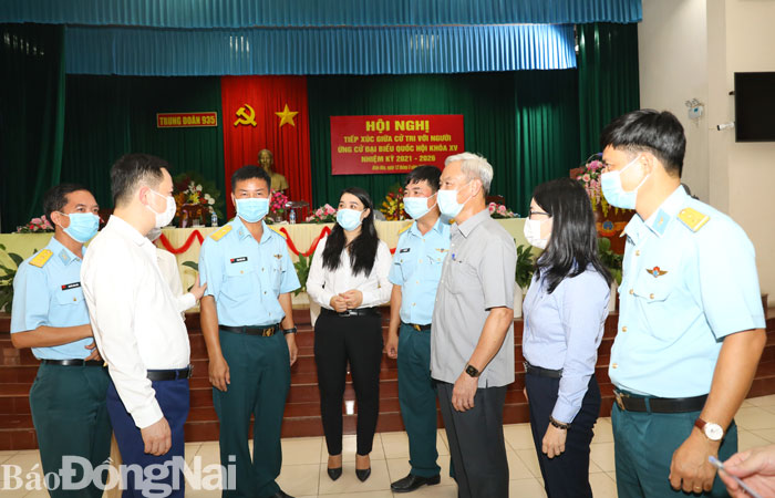Bí thư Tỉnh ủy Nguyễn Phú Cường (thứ 3 từ phải qua) cùng các ứng cử viên đại biểu Quốc hội trao đổi với cử tri Trung đoàn 935 (Ảnh: Huy Anh)