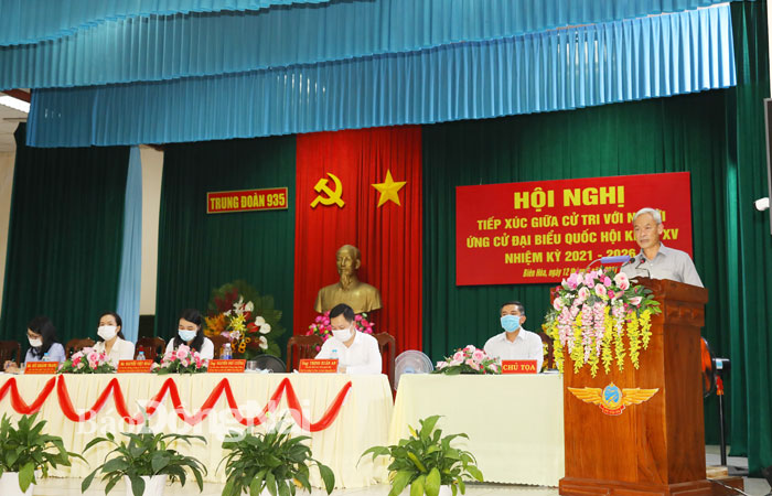 Bí thư Tỉnh ủy Nguyễn Phú Cường phát biểu tại hội nghị tiếp xúc cử tri tại Trung đoàn 935. (Ảnh: Huy Anh)
