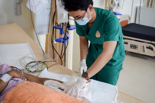 Bàn tay của bệnh nhân X. đã cử động được sau ca mổ cấp cứu suốt 6 tiếng