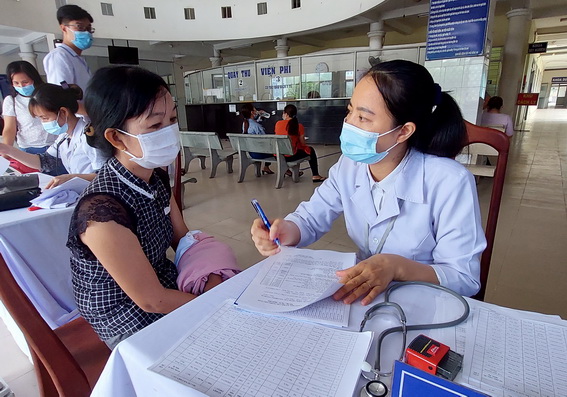 Tiêm vaccine phòng dịch Covid-19 cho nhân viên y tế Bệnh viện Phổi Đồng Nai