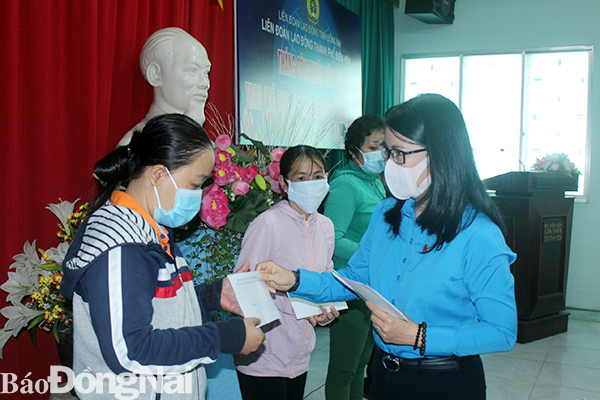 Chủ tịch Liên đoàn Lao động tỉnh Nguyễn Thị Như Ý trao quà cho công nhân có hoàn cảnh khó khăn