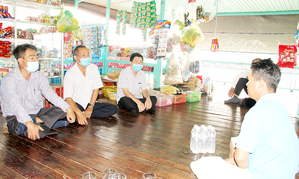 Đến tận làng bè tuyên truyền bầu cử