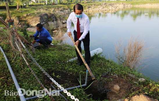 Đồng chí Thái Bảo, Ủy viên Ban TVTU, Phó chủ tịch UBND tỉnh thực hiện trồng cây tại vườn tượng Văn miếu Trấn Biên