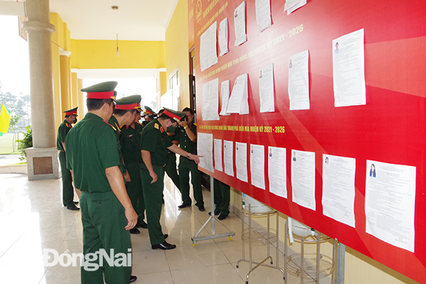 Trung tướng Trần Hoài Trung kiểm tra khu vực niêm yết danh sách ứng cử viên đại biểu Quốc hội và HĐND các cấp tại Lữ đoàn 26