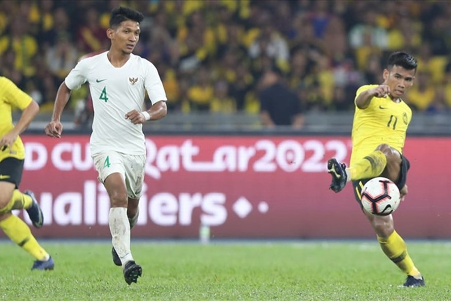 Tuyển Malaysia (áo vàng) có thể không được tính 6 điểm nhờ 2 trận thắng Indonesia, sau khi tuyển Triều Tiên rút lui tại vòng loại World Cup 2022. Ảnh: AFC