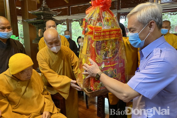 Bí thư Tỉnh uỷ Nguyễn Phú Cường tặng quà chúc mừng Đại lễ Phật đản Hoà thượng Thích Thanh Từ