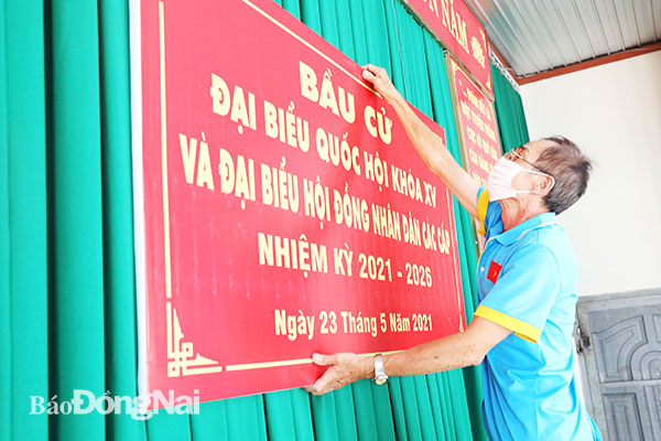 Công tác chuẩn bị bầu cử tại một điểm bầu cử ở P.Trung Dũng (TP.Biên Hòa). Ảnh: Huy Anh