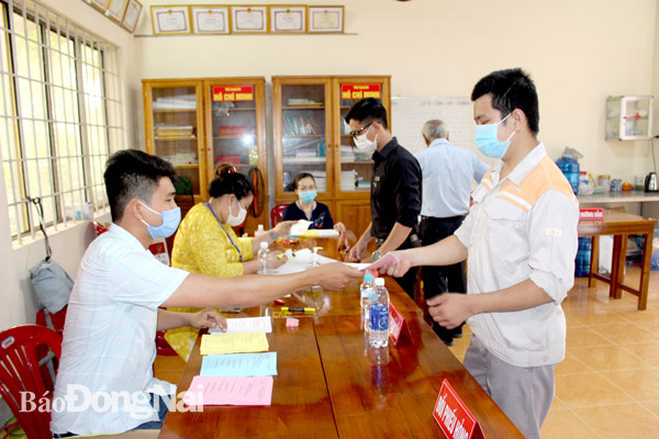 Anh Hồ Thuận Phát, công nhân Công ty TNHH Sản xuất toàn cầu Lixil Việt Nam bỏ phiếu bầu tại ấp 6, xã An Phước, H.Long Thành