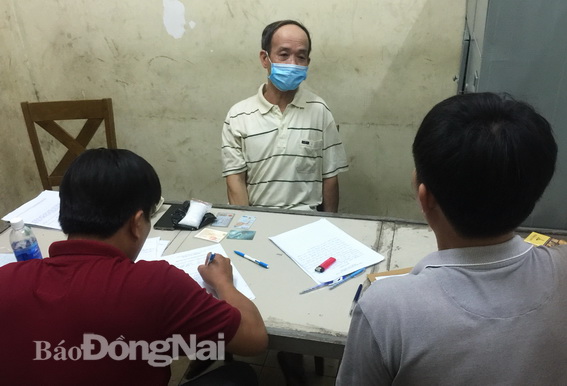 Lực lượng chức năng đang lấy lời khai đối tượng Nguyễn Văn Điện