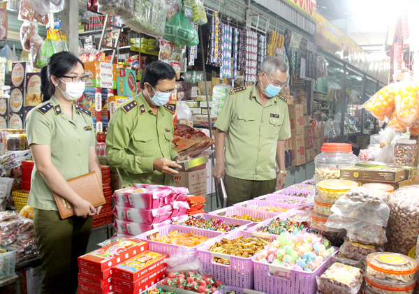 Lực lượng quản lý thị trường tỉnh tiến hành kiểm tra hàng hóa tại chợ Long Thành để sớm phát hiện hàng gian, hàng giả. Ảnh: T.Tâm