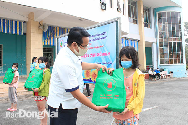 Ông Trương Hải Thi, Phó giám đốc Nhà thiếu nhi tỉnh tặng quà cho trẻ em con công nhân có hoàn cảnh khó khăn
