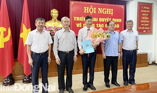 Các đồng chí lãnh đạo Tỉnh ủy tặng hoa chúc mừng đồng chí Từ Thiên Tú được bổ nhiệm làm Phó chánh Văn phòng Tỉnh ủy