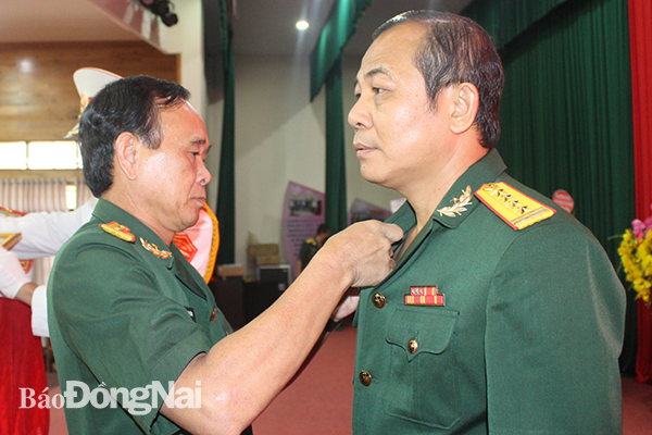 Đại tá Huỳnh Thanh Liêm gắn và trao huy hiệu 30 năm tuổi Đảng cho Đại tá Vũ Văn Điền