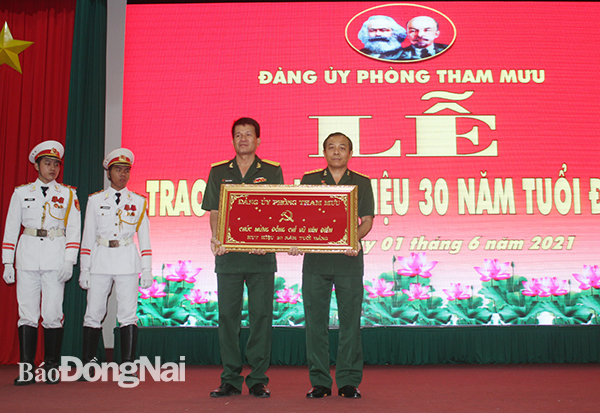 Đảng bộ Phòng Tham mưu tặng quà chúc mừng đại tá Vũ Văn Điền