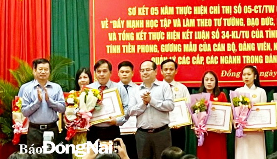 Lãnh đạo Vụ Địa phương II, Văn phòng Trung ương Đảng và Phó bí thư Tỉnh ủy Quản Minh Cường khen thưởng các tập thể, cá nhân có thành tích xuất sắc trong thực hiện Chỉ thị 05, giai đoạn 2016-2020.