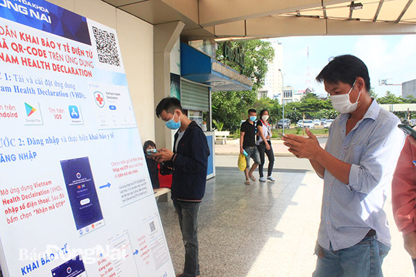 Người dân thực hiện nghiêm việc khai báo y tế khi vào Bệnh viện Đa khoa Đồng Nai. Ảnh: Hạnh Dung