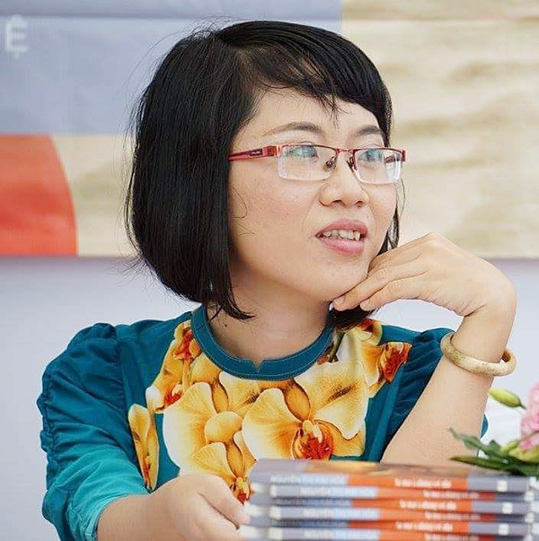 Nhà văn Nguyễn Thị Kim Hòa sinh năm 1984, năm 2 tuổi, một cơn sốt ập đến khiến tay phải của cô bị liệt, không thể cầm nắm hay làm việc nặng.