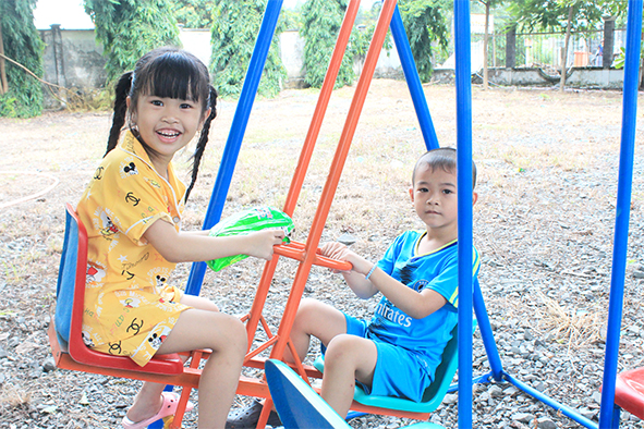 Trẻ em vui chơi tại Khu vui chơi thiếu nhi do Tỉnh đoàn trao tặng đặt tại Trung tâm Văn hóa - thể thao xã Thiện Tân, H.Vĩnh Cửu trong kỳ nghỉ hè năm 2020