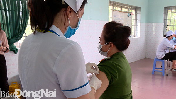 TP. Biên Hòa đã tiêm vaccine cho 2.580 trường hợp. Trong ảnh: Tiêm vaccine cho lực lượng tuyến đầu chống dịch tại trạm y tế P. Tân Phong. Ảnh: N.Thành
