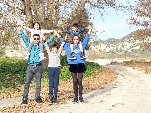 Gia đình anh Vũ Hoàng Long tại Cyprus. Ảnh: NVCC