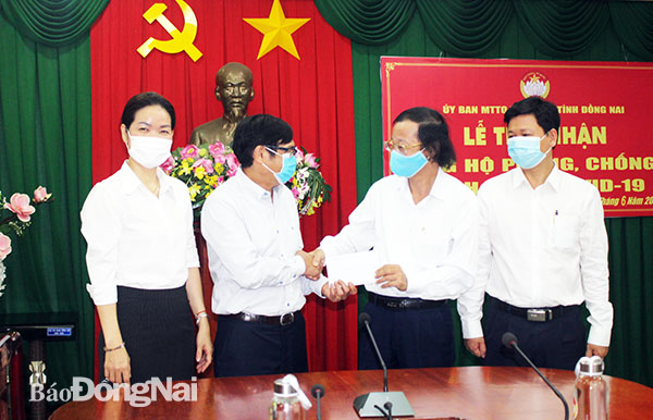 Đồng chí Nguyễn Sơn Hùng trao tặng 10 triệu đồng quỹ mua vác xin phòng, chống dịch Covid 19. Ảnh: Nguyệt Hà