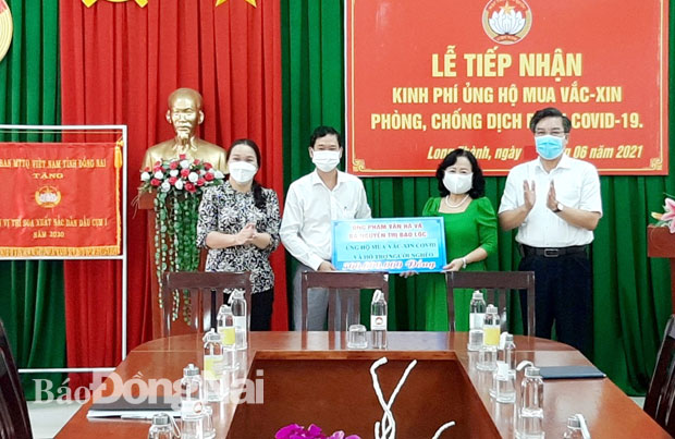Lãnh đạo huyện Long Thành tiếp nhận kinh phí ủng hộ mua vắc xin ngừa Covid-19