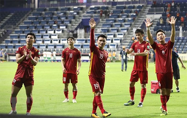 Các cầu thủ Việt Nam cảm ơn người hâm mộ sau khi kết thúc trận đấu