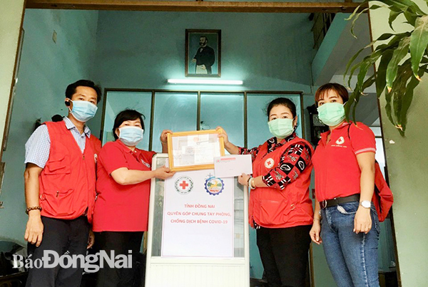  Hội Chữ thập đỏ tỉnh tiếp nhận đóng góp của Hội Chữ thập đỏ H.Long Thành ủng hộ công tác phòng chống dịch bệnh Covid-19. (ảnh: Hoàng Nhung)
