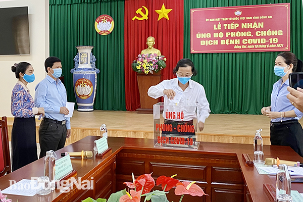 Lãnh đạo Ủy ban MTTQ Việt Nam tỉnh và cán bộ công chức MTTQ ủng hộ quỹ vác xin phòng, chống dịch Covid 19