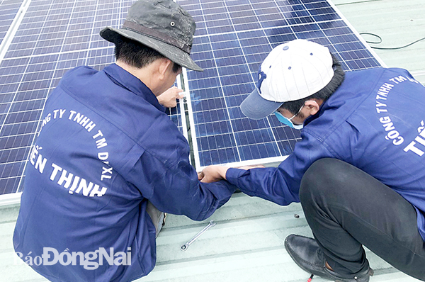 Nhân viên Công ty TNHH Thương mại dịch vụ xây lắp Tiến Thịnh thi công lắp đặt điện mặt trời cho khách hàng