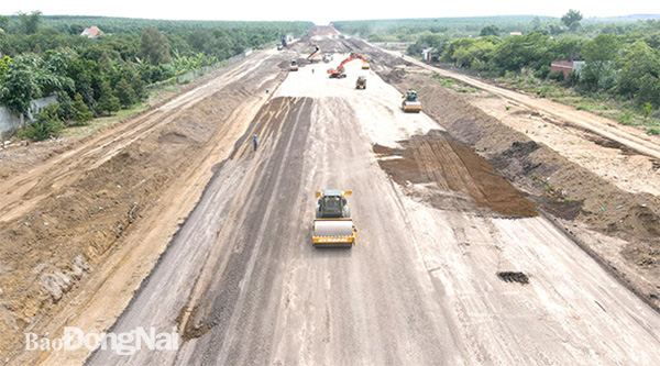 Dự án Đường cao tốc Phan Thiết - Dầu Giây hiện đang gặp khó khăn do thiếu nguồn đất phục vụ đắp nền đường. Ảnh: P.Tùng