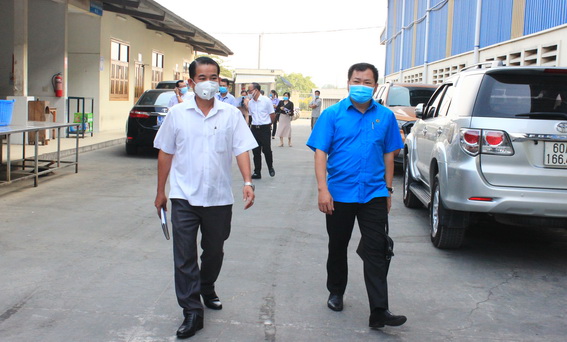Phó chủ tịch UBND tỉnh Thái Bảo (đi đầu bên trái) kiểm tra công tác phòng chống dịch Covid-19 tại một doanh nghiệp trên địa bàn H.Vĩnh Cửu.