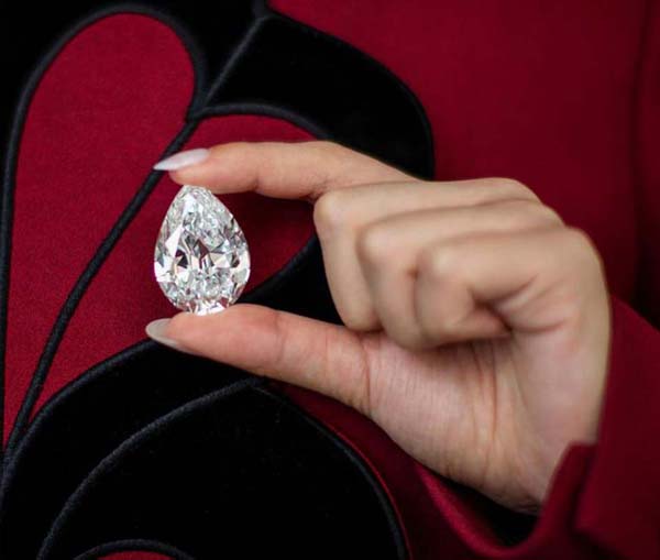 Viên kim cương hình quả lê nặng 101,38 carat, dự kiến trị giá từ 10-15 triệu USD, sẽ được đấu giá bằng tiền điện tử