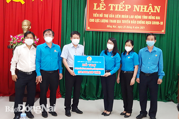 Chủ tịch LĐLĐ tỉnh Nguyễn Thị Như Ý  động viên, hỗ trợ lực lượng tham gia tuyến đầu chống dịch tại Trung tâm Kiểm soát dịch bệnh Tỉnh