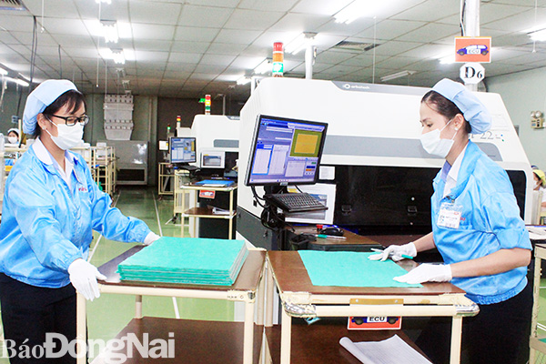 Người lao động một công ty ở KCN Biên Hòa 2 tuân thủ 5K trong quá trình làm việc để phòng dịch Covid-19