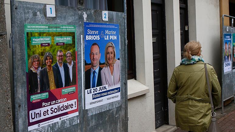 Các ban vận động bầu cử cho khu vực miền Bắc nước Pháp, với ứng cử viên địa phương Dietve Briois và Marine Le Pen, nhà lãnh đạo cực hữu Pháp, ở Henin-Beaumont. (Nguồn: AP)