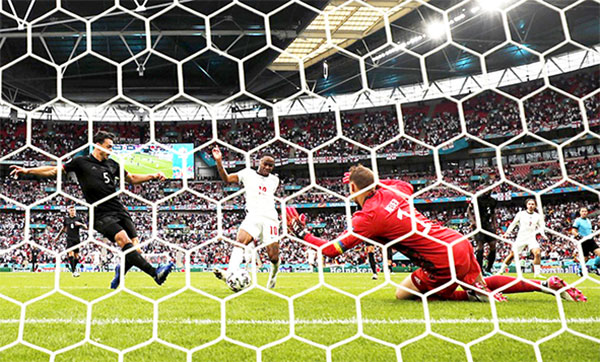 Ngôi sao Raheem Sterling ghi bàn trong trận Anh thắng Đức 2-0. Ảnh: AP