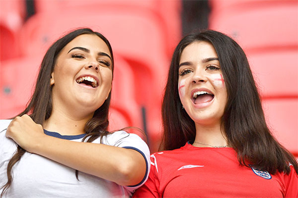 Các nữ CĐV Anh tại Euro 2020. Ảnh: UEFA