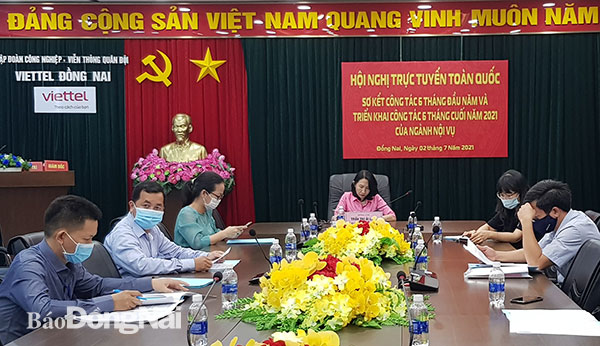 Bà Trần Thị Ái Liên chủ trì hội nghị tại điểm cầu Đồng Nai. Ảnh: Nguyệt Hà