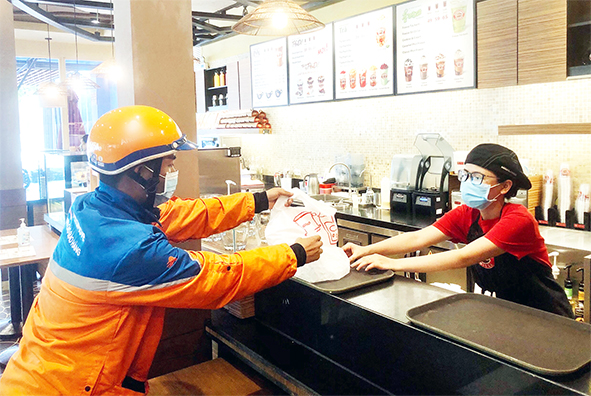 Một quán cà phê trên đường Võ Thị Sáu (TP.Biên Hòa) tăng cường hình thức bán hàng mang về, đặt hàng và thanh toán trực tuyến