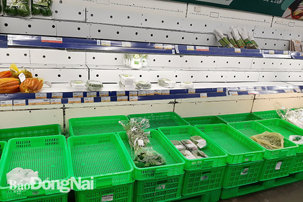 Nhiều kệ hàng rau xanh, thực phẩm tươi sống ở siêu thị MM Mega Market Biên Hòa tạm khan hàng trong ngày 8-7 do lượng người mua bất ngờ tăng cao. (Ảnh: CTV)