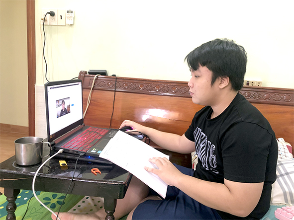 Một sinh viên chuẩn bị bước vào giờ học trực tuyến. Ảnh: N.Hạ