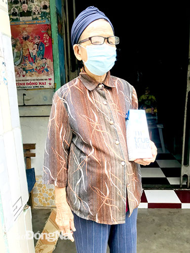 Cuộc sống của bà V.T.T. (78 tuổi, ngụ P.Tân Mai, TP.Biên Hòa) gặp nhiều khó khăn sau khi bị lừa hết tiền. Ảnh: Phương Liễu