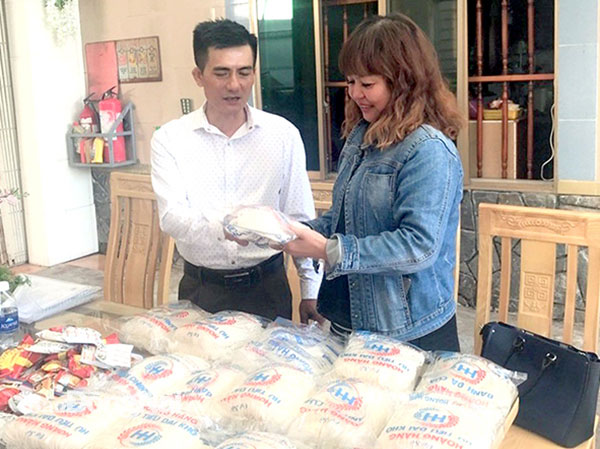 Ông Vương Ngọc Hoàng giới thiệu sản phẩm cho khách hàng. Ảnh: Đào Lê