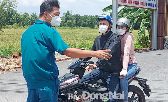 Lực lượng chức năng nhắc nhở người dân không nên ra đường khi không thật sự cần thiết, đặc biệt khi xã Thạnh Phú đang thực hiện phong tỏa để dập dịch.