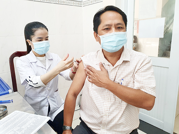 Nhân viên y tế Trung tâm Kiểm soát bệnh tật tỉnh tiêm vaccine phòng Covid-19 cho đối tượng ưu tiên. Ảnh: Hạnh Dung
