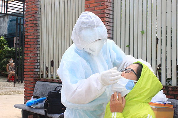 Nhân viên y tế lấy mẫu xét nghiệm cho một người dân ở P.Trảng Dài (TP.Biên Hòa). Mỗi lần lấy mẫu bệnh phẩm diễn ra trong 5-10 giây